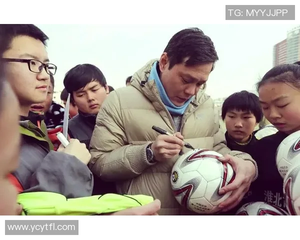 足球巨星亲笔签名送给小球迷精彩瞬间视频 留下珍贵回忆