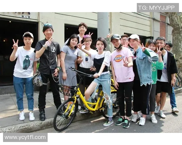 素人幸运与足球球星亲密合影，现场瞬间引发粉丝疯狂尖叫和掌声